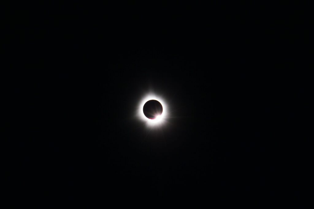 Lua ficará avermelhada durante a madrugada de 28 de agosto; eclipse solar total, no dia 12, será visível em países do Hemisfério Norte