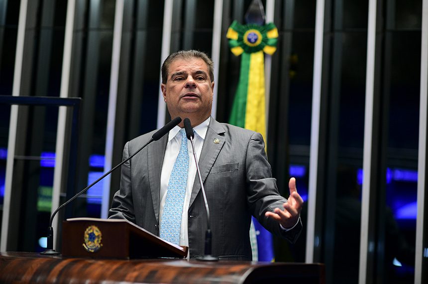 Decisão anunciada na noite anterior muda completamente o tabuleiro da disputa pelo Senado e expõe o peso da estratégia partidária sobre o projeto individual de candidatura